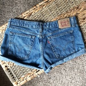 Super cute Levi shorts}}orange tag}}}medium wash